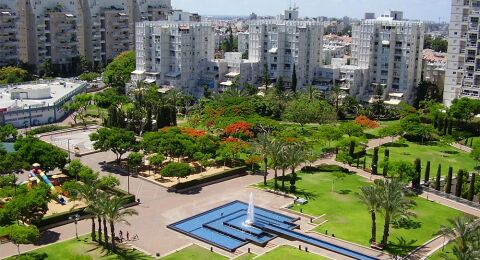 Гиватаим – небольшой уютный город Израиля, утопающий в зелени