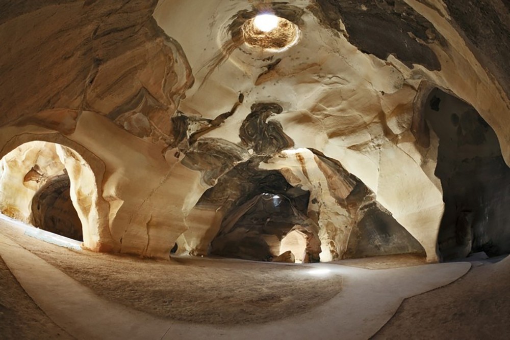 Свет в пещере Бейт-Гуврин 