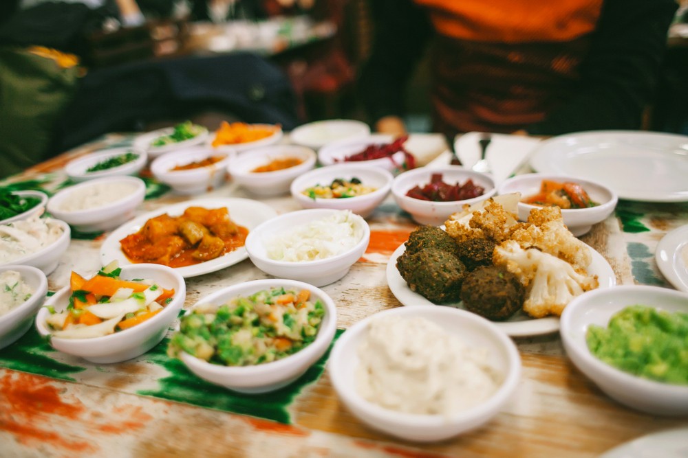 Израильская еда в ресторане Реховота