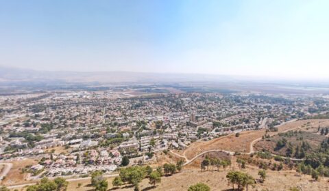 Вид на город Кирьят-Шмона с высоты птичьего полета