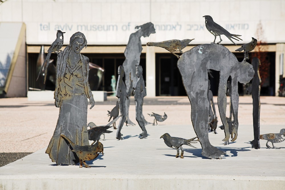 Скульптуры людей и птиц перед зданием Музея искусств Тель-Авива