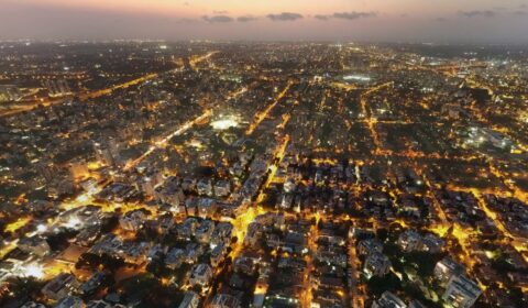 ночной вид на город Кфар-Сава